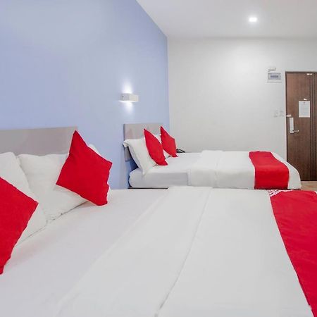 Oyo 637 Fox Hotel Quezon City Exterior photo