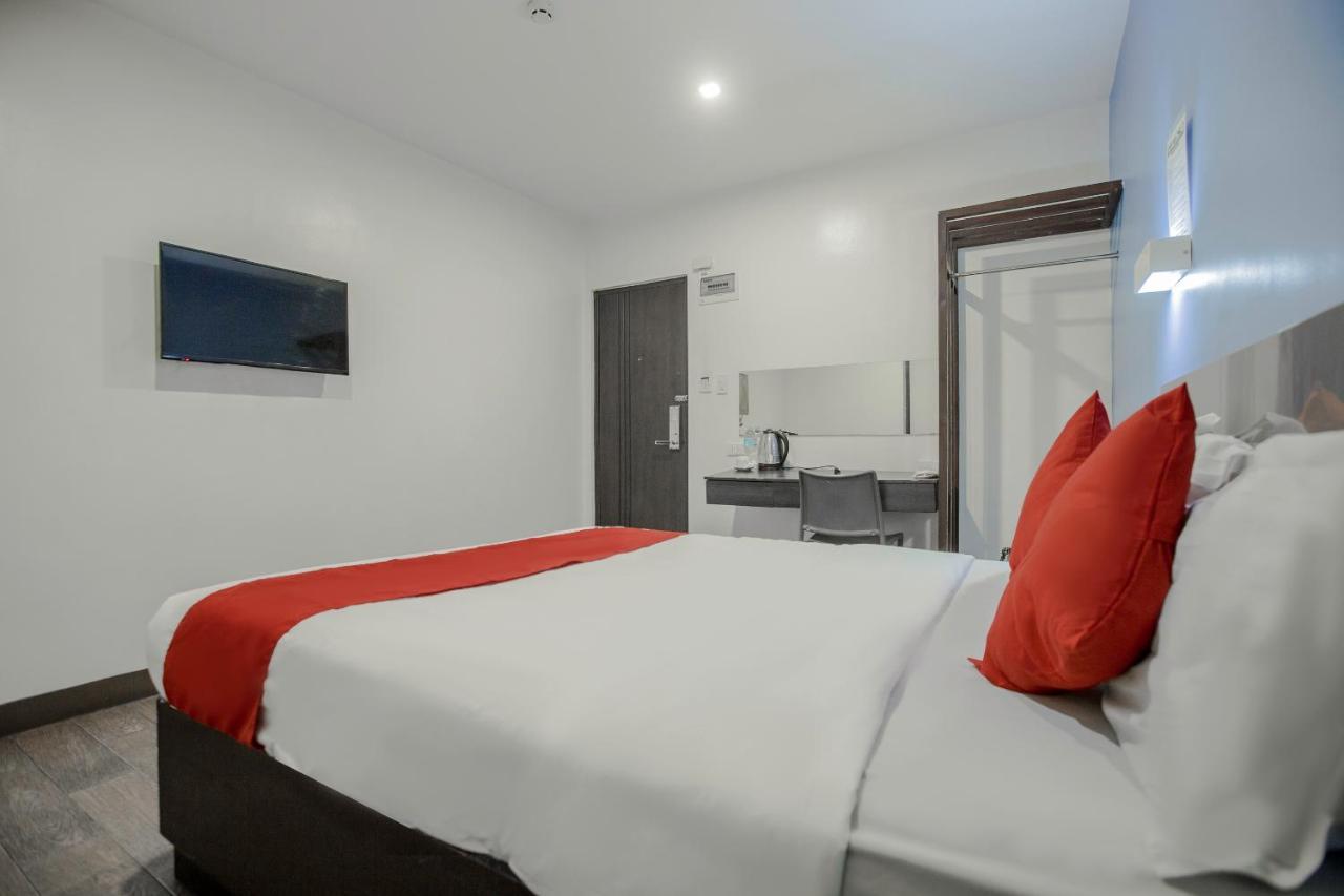 Oyo 637 Fox Hotel Quezon City Exterior photo